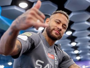 Pemulihan Cedera, Neymar Gelar Pesta di Kapal Pesiar Pemulihan Cedera, Neymar Gelar Pesta di Kapal Pesiar