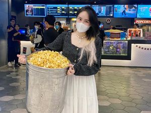 Niat Banget! 10 Aksi Pembeli Borong Popcorn dengan Wadah Jumbo