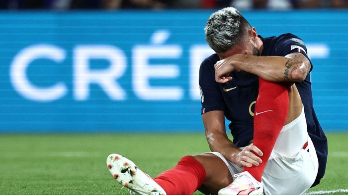 Frances forward #09 Olivier Giroud reacts after picking up an injury during the UEFA Euro 2024 football tournament Group B qualifying match between France and Republic of Ireland, at the Parc des Princes stadium in Paris, on September 7, 2023. (Photo by Anne-Christine POUJOULAT / AFP)