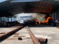 Pabrik Veneer Triplek di Blitar Terbakar, Kerugian Ditaksir Rp 200 Juta
