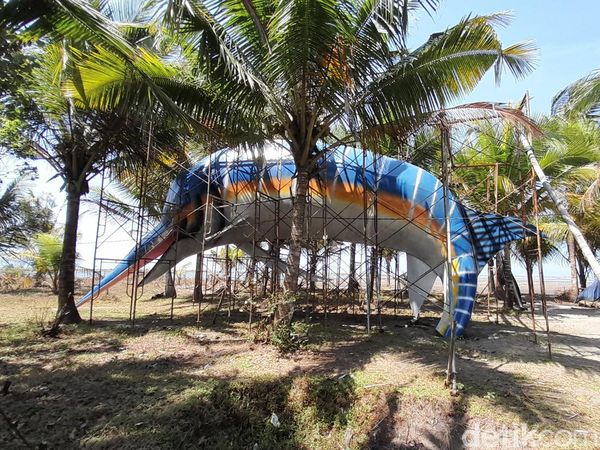Penampakan Patung Ikan Marlin Rp 1,8 M yang Terdampar di Pangandaran