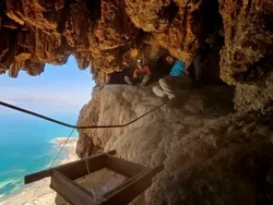 Gua di Israel Simpan Pedang Berusia 1.900 Tahun