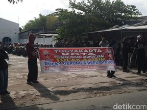 Massa Tolak Rocky Gerung dan Refly Harun Isi Diskusi IMM-HMI di Sleman Massa Tolak Rocky Gerung dan Refly Harun Isi Diskusi IMM-HMI di Sleman