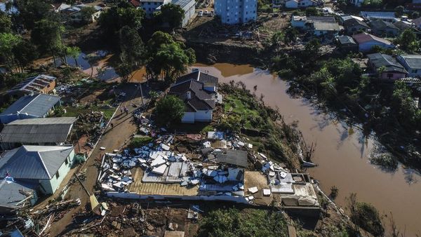 Permukiman di Brasil Porak-poranda Diterjang Topan dan Banjir