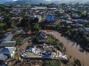 Permukiman di Brasil Porak-poranda Diterjang Topan dan Banjir Permukiman di Brasil Porak-poranda Diterjang Topan dan Banjir