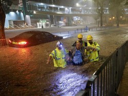 Rekor Curah Hujan Picu Banjir Bandang, Hong Kong Lumpuh!