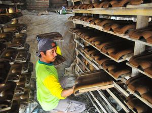 Potret Pembuatan Genting dari Tanah Liat, Dijual Rp 1.000 per Buah Potret Pembuatan Genting dari Tanah Liat, Dijual Rp 1.000 per Buah