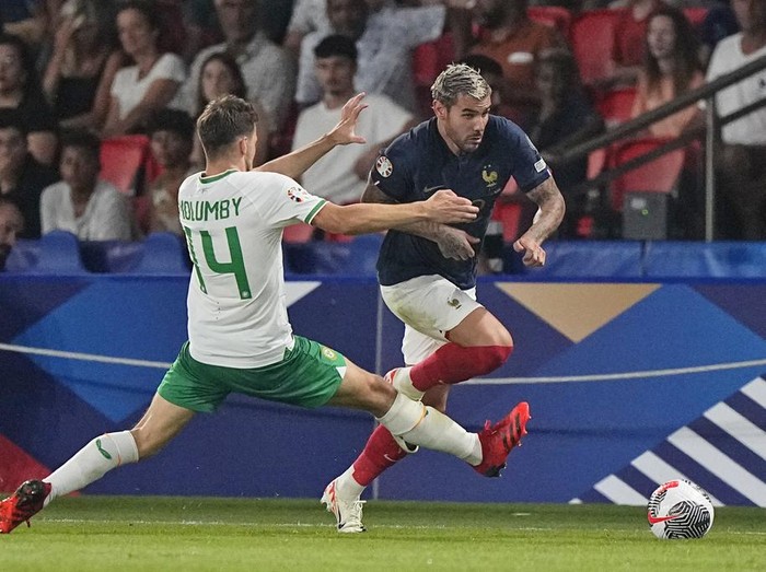 Prancis Kokoh Puncaki Klasemen Grup B Kualifikasi Euro 2024 Prancis makin kokoh menempati puncak klasemen Grup B. Hasil itu didapatkan setelah menaklukkan tamunya Republik Irlandia 2-0 dalam laga Kualifikasi Euro 2024. Bermain di Parc des Princes, Paris, Jumat (8/9/2023) dini hari WIB.