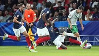 Irlandia mulai bisa keluar menyerang di babak kedua. Namun, Prancis tetap mendominasi permainan.  
