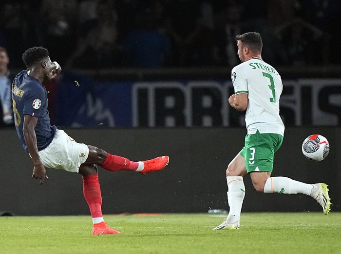 Prancis Kokoh Puncaki Klasemen Grup B Kualifikasi Euro 2024 Prancis makin kokoh menempati puncak klasemen Grup B. Hasil itu didapatkan setelah menaklukkan tamunya Republik Irlandia 2-0 dalam laga Kualifikasi Euro 2024. Bermain di Parc des Princes, Paris, Jumat (8/9/2023) dini hari WIB.