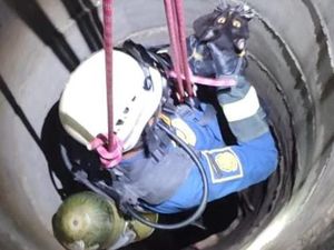 Damkar Klaten Evakuasi Kucing Terjebak di Sumur 12 Meter Damkar Klaten Evakuasi Kucing Terjebak di Sumur 12 Meter