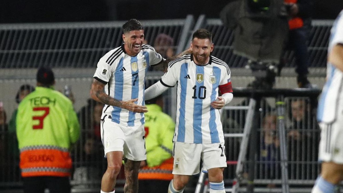 Lionel Messi (kanan) merayakan golnya dengan Rodrigo De Paul. Foto: REUTERS/AGUSTIN MARCARIAN