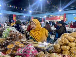 Omzet Fantastis Pedagang Kue di Pasar Kembang Surabaya Omzet Fantastis Pedagang Kue di Pasar Kembang Surabaya