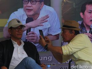 Insiden Lemparan Botol saat Diskusi Refly Harun-Rocky Gerung di Sleman Insiden Lemparan Botol saat Diskusi Refly Harun-Rocky Gerung di Sleman
