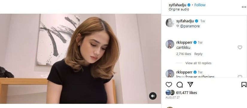 Syifa Hadju saat membawakan cover lagu The Only Exception