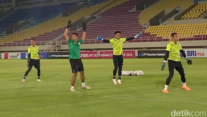 Timnas Indonesia U-23 saat official training di Stadion Manahan Solo, Jumat (8/9/2023) malam.