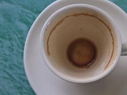 Ini 5 Cara Mudah Bersihkan Noda Kopi Membandel di Cangkir