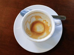 Bersihkan Noda Bekas Kopi pada Cangkir dengan 5 Cara Ini