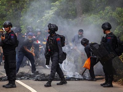 Tolak Relokasi Warga Pulau Rempang Batam Blokir Jalan
