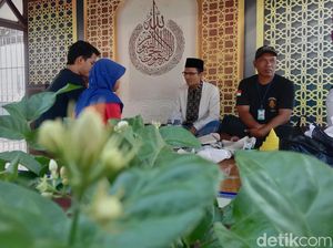 Melihat Tradisi Warga Indramayu yang Miliki Bayi Terlilit Tali Pusar