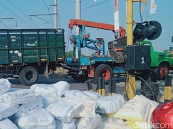 Truk Patah As Roda di Perlintasan KA Pakis Klaten Akhirnya Dievakuasi