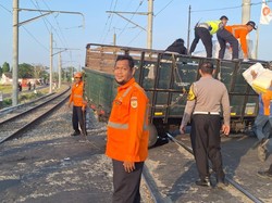 Truk Muatan Plastik Patah As Roda di Perlintasan KA Pakis Klaten