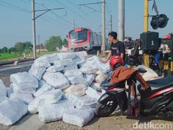 Truk Patah As Roda di Perlintasan Pakis Klaten, Perjalanan 3 KA Terlambat