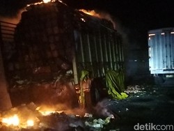 Truk Muat Mi Kering Terbakar di Terminal Kargo Kota Probolinggo