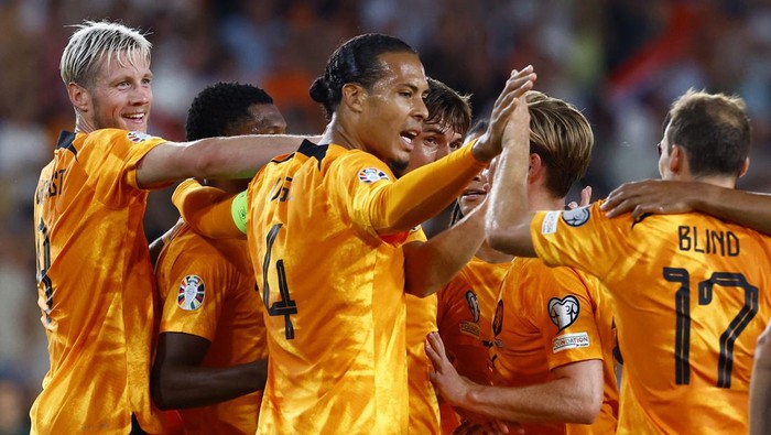 Soccer Football - Euro 2024 Qualifier - Group B - Netherlands v Greece - Philips Stadium, Eindhoven, Netherlands - September 7, 2023 Netherlands Marten de Roon celebrates scoring their first goal with Virgil van Dijk, Wout Weghorst and teammates REUTERS/Piroschka Van De Wouw