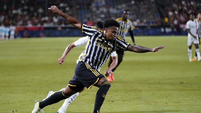 Juventus FC midfielder Weston McKennie controls the ball against AC Milan midfielder Tijjani Reijnders during the second half of a Champions Tour soccer match, Thursday, July 27, 2023, in Carson, Calif. (AP Photo/Ashley Landis)