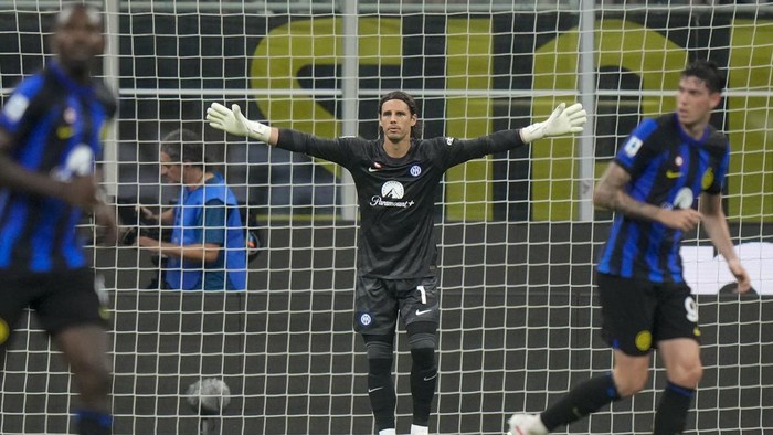 Inter Milans goalkeeper Yann Sommer, center, during a Serie A soccer match between Inter Milan and Monza at Milans San Siro stadium, Saturday, Aug.19, 2023. (AP Photo/Luca Bruno)