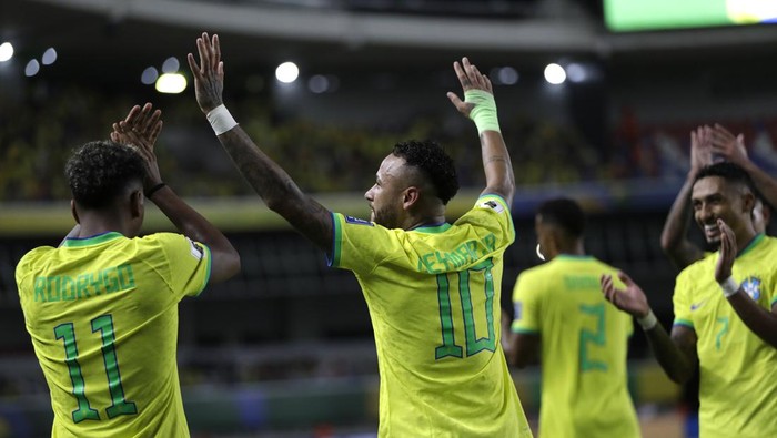 Brazils Neymar, center, celebrates scoring his sides 4th goal against Bolivia during a qualifying soccer match for the FIFA World Cup 2026 at Mangueirao stadium in Belem, Brazil, Friday, Sept. 8, 2023. (AP Photo/Bruna Prado)