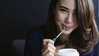 Cantiknya Pamela Bowie yang Doyan Ngopi dan Santap Makanan Bali