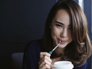 Cantiknya Pamela Bowie yang Doyan Ngopi dan Santap Makanan Bali