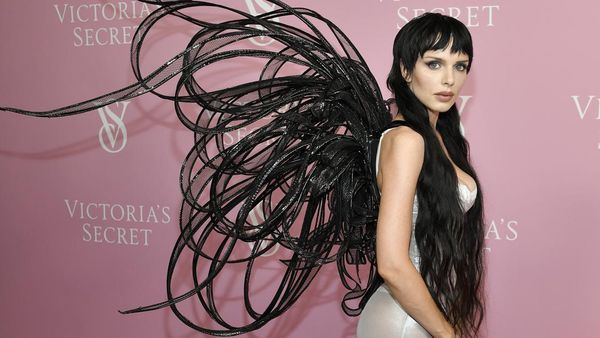 Adu Gaya Seleb di Red Carpet Victorias Secret, Julia Fox Hingga Halima Aden