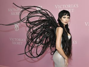 Adu Gaya Seleb di Red Carpet Victorias Secret, Julia Fox Hingga Halima Aden