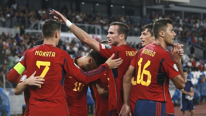 Spains Alvaro Morata, left, celebrates with teammates after scoring his sides opening goal during the Euro 2024 group A qualifying soccer match between Georgia and Spain at Boris Paichadze Dinamo Arena in Tbilisi, Georgia, Friday, Sept. 8, 2023. (AP Photo/Zurab Tsertsvadze)