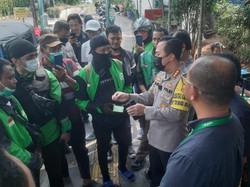 Kapolres Jaksel Temui Sopir Ojol di Terminal, Edukasi Bahaya Judi Online