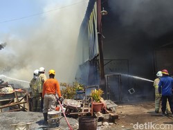 Lahan Ilalang di Tlogomulyo Semarang Terbakar, Merambat ke Gudang