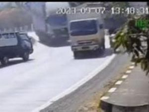 Detik-detik Pikap Hantam Pembatas Jalan, Nyaris Disambar Truk dari Belakang