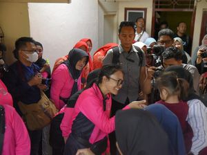 Saat Anak-Anak Sambut Ketum Bhayangkari Baksos-Resmikan TPA di Lampung
