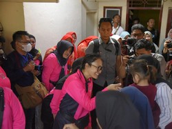 Saat Anak-Anak Sambut Ketum Bhayangkari Baksos-Resmikan TPA di Lampung