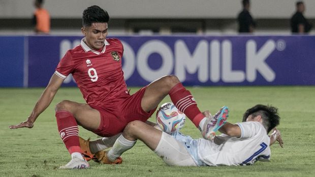 Pesepakbola Timnas Indonesia Ramadhan Sananta (kiri) berebut bola dengan pesepakbola Chinese Taipei Ng Pui Hei (kanan) pada pertandingan grup K kualifikasi Piala Asia U-23 AFC 2024 di Stadion Manahan, Solo, Jawa Tengah, Sabtu (9/9/2023). ANTARA FOTO/Mohammad Ayudha/Spt.