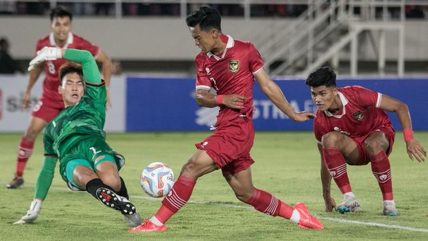 Pesepakbola Timnas Indonesia Pratama Arhan (kedua kanan) berebut bola dengan penjaga gawang Chinese Taipei Chang Hsiang Chun (kiri) pada pertandingan grup K kualifikasi Piala Asia U-23 AFC 2024 di Stadion Manahan, Solo, Jawa Tengah, Sabtu (9/9/2023). ANTARA FOTO/Mohammad Ayudha/Spt.