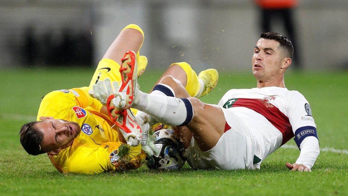 Momen Ronaldo menendang wajah Dubravka. Foto: REUTERS/DAVID W CERNY