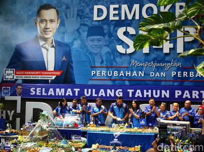 Momen AHY Potong Tumpeng HUT ke-22 Partai Demokrat