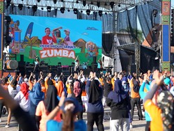 Momen Emak-emak Ponorogo Senam Zumba di Pesta Rakyat Simpedes 2023