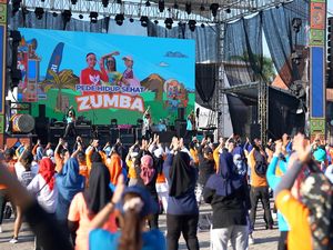 Momen Emak-emak Ponorogo Senam Zumba di Pesta Rakyat Simpedes 2023 Momen Emak-emak Ponorogo Senam Zumba di Pesta Rakyat Simpedes 2023