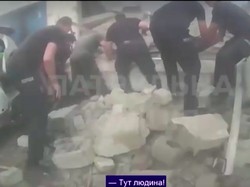 Momen Menegangkan Evakuasi Korban Reruntuhan Akibat Rudal Rusia