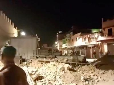 Potret Warga Tidur di Ruang Terbuka Usai Gempa M 6,8 Guncang Maroko